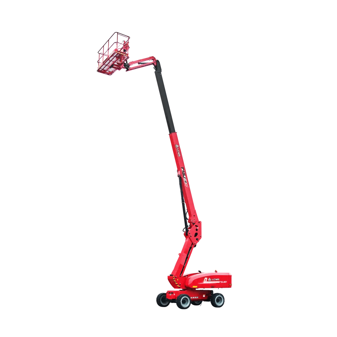 En rød leddelt bomlift strækker sin arm opad og når en høj platform med sikkerhedsskinner, isoleret på en sort baggrund.