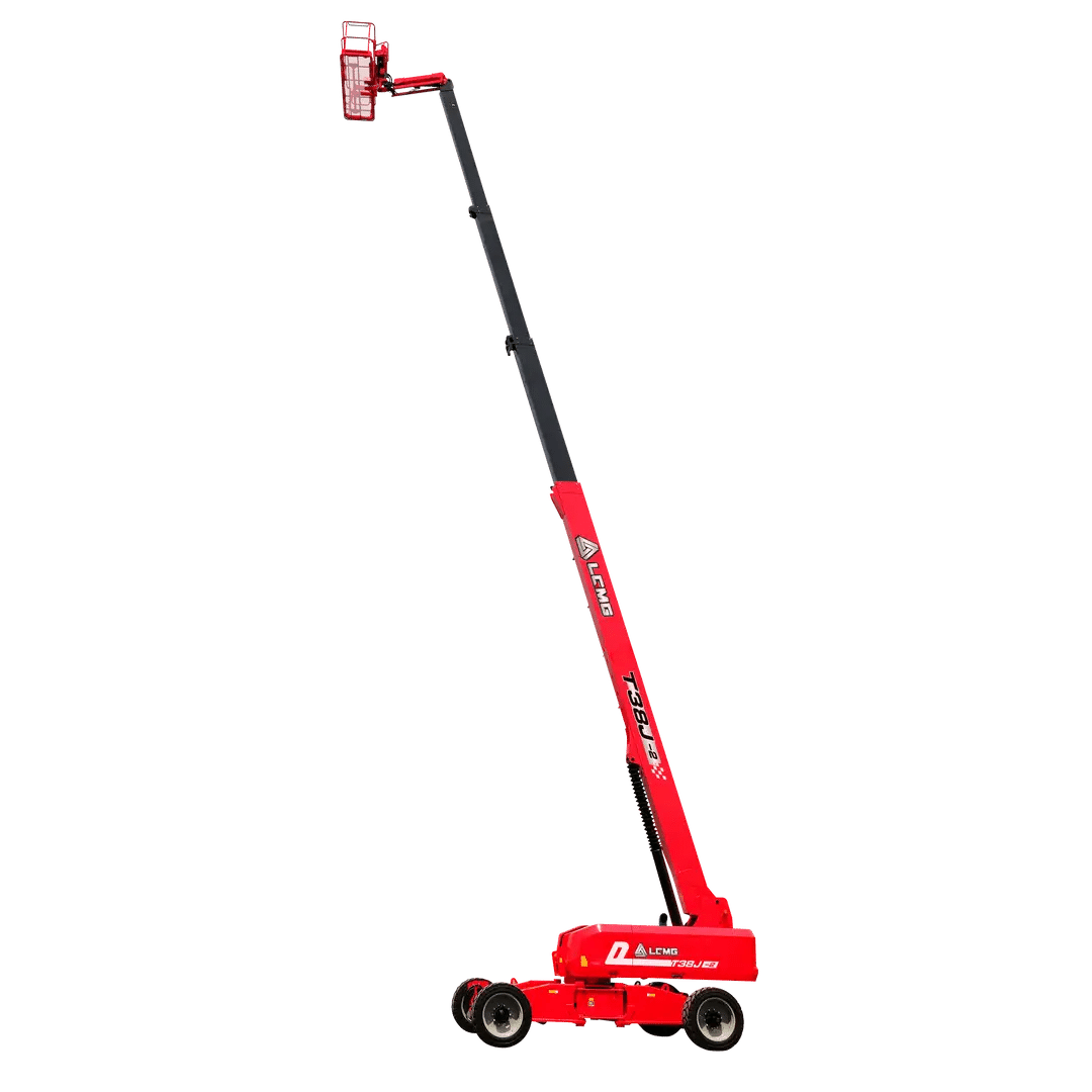 En rød teleskopisk bomlift, der er trukket helt op, med en arbejdsplatform øverst og fire synlige hjul nederst, isoleret på en gennemsigtig baggrund.